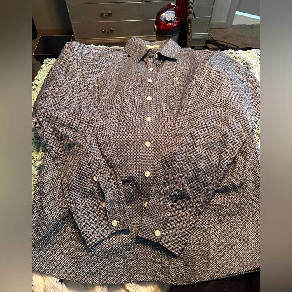 Women’s large, fitted Ariat button up